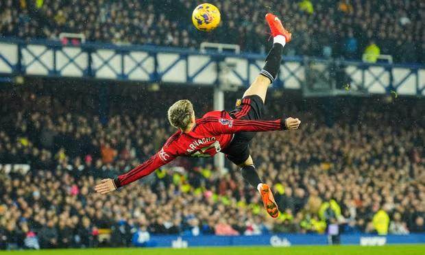 林良锋：亲生娃梅努回应期待 大哥B费带活曼联