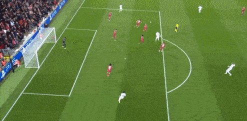 1677014788146064179.gif 九游体育官网-【欧冠】门将互相送礼,皇马两人双响,利物浦2-5皇马