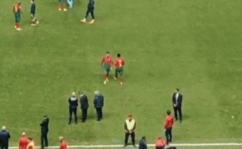 九游体育官方入口-【夜读】又双叒扔队长袖标 C罗你就不能长点心吗？