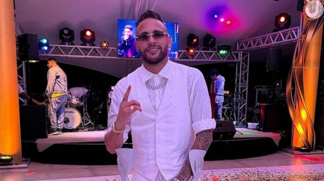 回巴西养伤 新年期间拄拐杖狂欢3天 内马尔挨批！