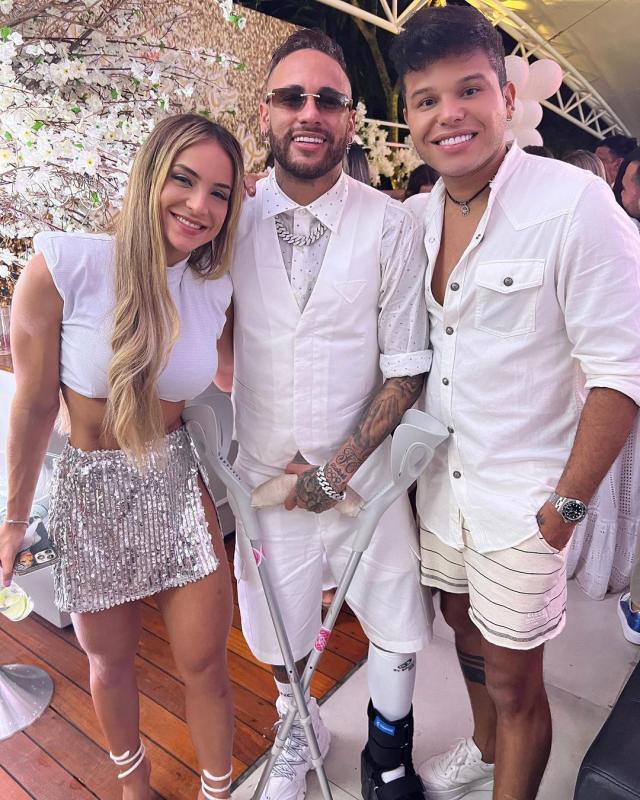 回巴西养伤 新年期间拄拐杖狂欢3天 内马尔挨批！