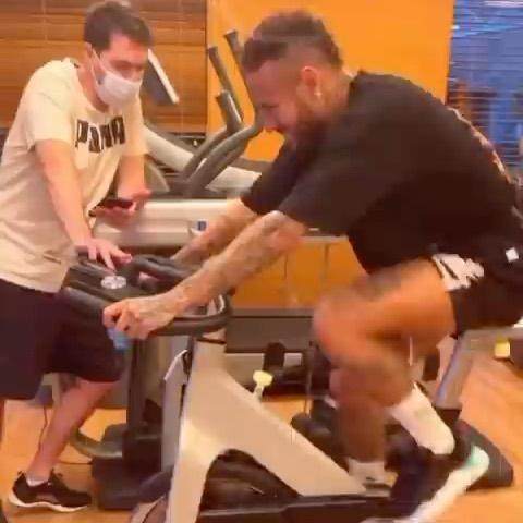 回巴西养伤 新年期间拄拐杖狂欢3天 内马尔挨批！