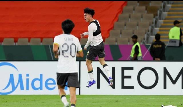 九游体育-王钰栋斩获2025年中国金童奖 国足年轻一代很有希望