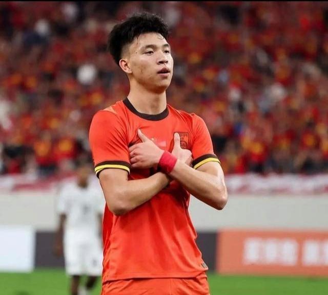 九游体育-王钰栋斩获2025年中国金童奖 国足年轻一代很有希望