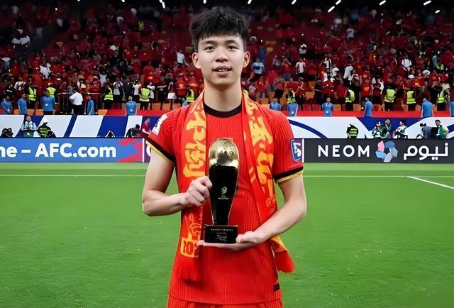 九游体育-王钰栋斩获2025年中国金童奖 国足年轻一代很有希望