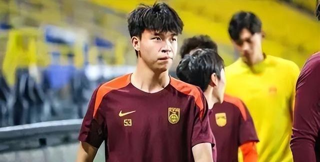 九游体育-王钰栋斩获2025年中国金童奖 国足年轻一代很有希望