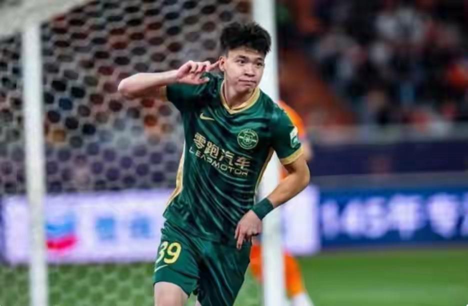 九游体育-王钰栋斩获2025年中国金童奖 国足年轻一代很有希望