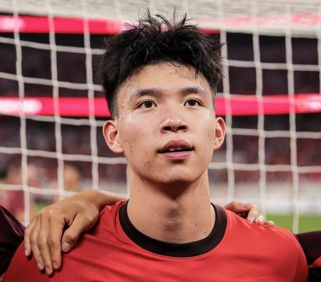 九游体育-王钰栋斩获2025年中国金童奖 国足年轻一代很有希望