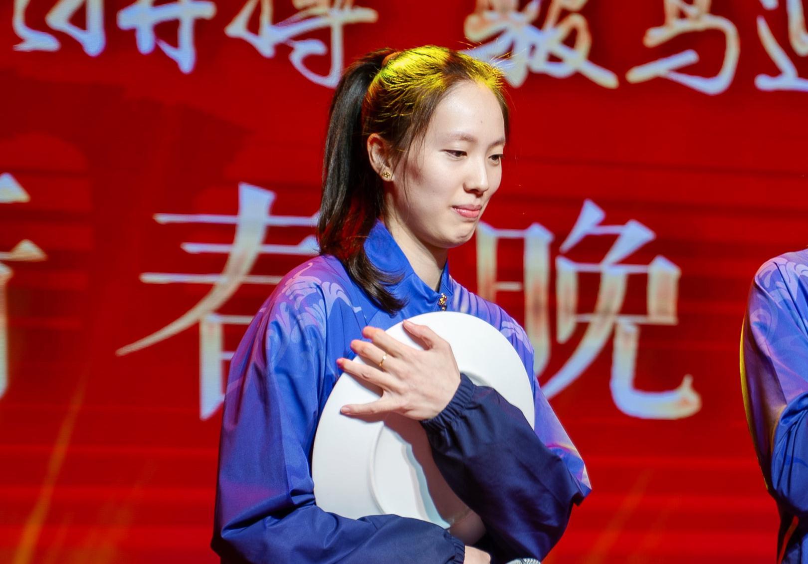 泪目！30岁中国女排世界冠军退役：又美又能打，郎平助她跃升