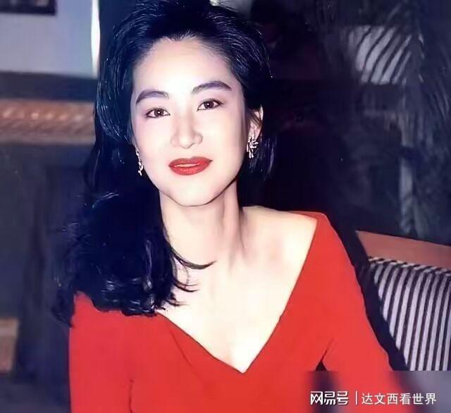 九游体育官网-林青霞亲口爆料：当年我全裸给他看，他却吓得扭头就跑！