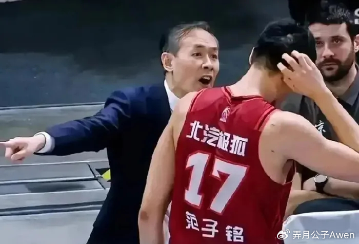 九游体育登录入口-连续7场被弃用！拿600万带薪看球，球迷：中国最成功的打工人|范子铭|许利民|北京队|北京|浙江队_新浪体育_新浪新闻